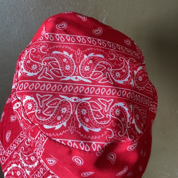 NWOT Red Handkerchief Pattern Bucket Hate / Adult Size - Picture 3 of 4